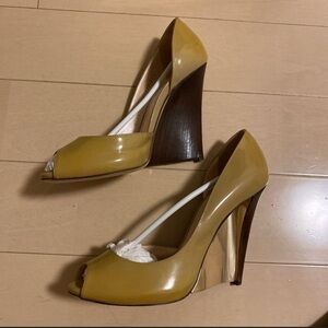 Chic Mustard Peep-Toe Heels